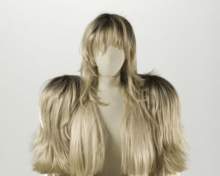Ensemble veste et perruque. Cheveux synthétiques blonds, taffetas ivoire, 2009. Galliera, musée de la Mode de la Ville de Paris.