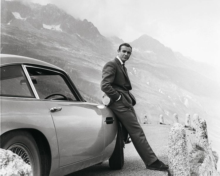 Sean Connery dans le rôle de James Bond et sa DB5 Aston Martin.
