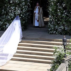 La sublime robe Givenchy de Meghan Markle, en double Cady de soie. A son arrivée à la chapelle Saint George, elle est accueillie par son vice-doyen, Hueston Finlay. La décoration florale est signée Philippa Craddock.
