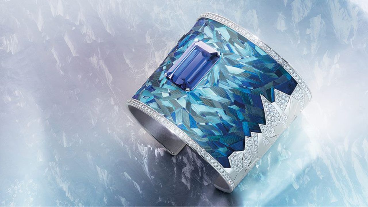 Manchette Blue Emotion en or blanc, tanzanite de 24,36 carats et diamants créée par Nelly Saunier.