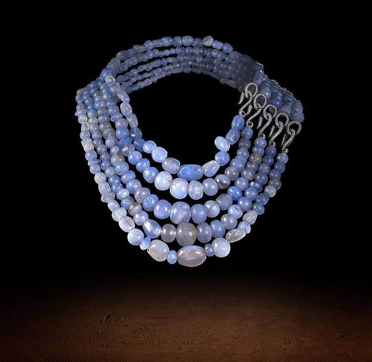 Collier de perles antiques de calcédoine bleue, fermoir en argent oxydé et diamants