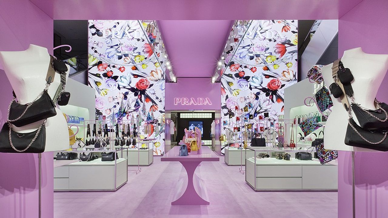 L'atrium du Printemps Haussmann présente « Prada Loves Printemps »