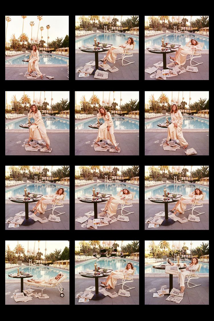 Faye Dunaway au bord de la piscine du Beverly Hils Hotel avec son Oscar de la meilleure actrice remporté la veille pour «Network» en 1977