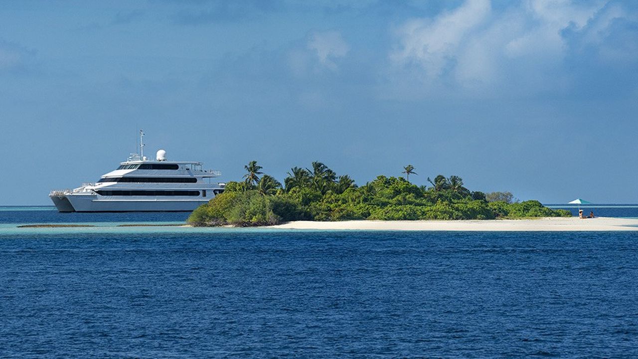 Le Four Seasons Explorer, près d'un îlot au large des Maldives
