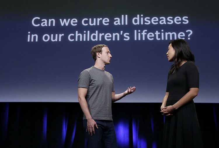 Mark Zuckerberg et sa femme Priscilla Chan, ici en 2016, se sont fixé comme objectif d'éradiquer toutes les maladies d'ici la fin du siècle. Pour cela, ils consacrent plusieurs milliards de dollars de leur fortune à la recherche scientifique.