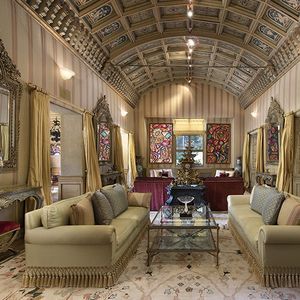 Un des salons de l'immense demeure de Beverly Hills où John et Jackie Kennedy ont passé leur lune de miel.