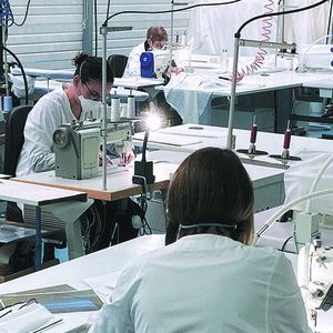 Les couturières de l'atelier Baby Dior à Redon, en Ille-et-Vilaine, s'attellent à la production de masques chirurgicaux