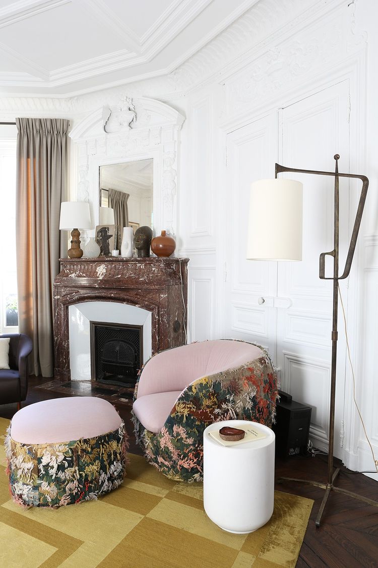 L'accord inattendu entre un fauteuil en tapisserie, réalisé avec Jean-Paul Phelippeau, un lampadaire des années 50 chiné aux puces et un bout de canapé en marbre signé Luis Laplace.