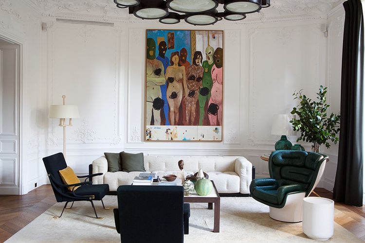 Au salon, l'iconique «Brancusi Tree» de Paul McCarthy, tableau de Stefan Brüggemann et oeuvre de Richard Jackson entre une paire de fauteuils brésiliens. Le sofa d'Edward Wormley et, au premier plan, le fauteuil de Sergio Rodrigues a été retapissé par Luis Laplace.