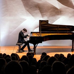 Alexandre Kantorow sur scène, à l'auditorium de La Fondation Louis Vuitton, le 23 septembre 2019.