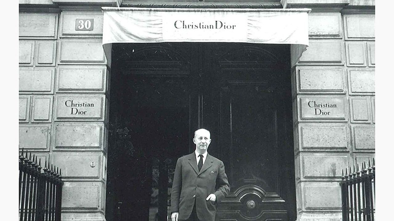Christian Dior devant son adresse légendaire du 30 avenue Montaigne.
