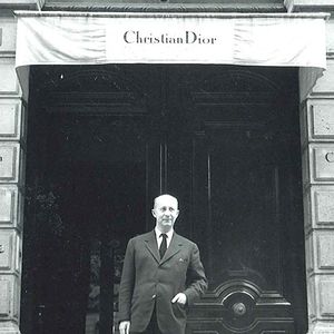 Christian Dior devant son adresse légendaire du 30 avenue Montaigne.
