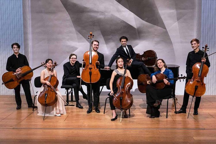 Portrait de groupe des élèves de la Classe d'excellence de violoncelle - promotion 6, avec Gautier Capuçon et Samuel Parent.