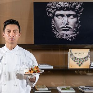 Le chef Jason Qin de l'hôtel Bvlgari de Pékin présentant son assiette de crevettes épicées après avoir dévoilé sa recette sur la chaine YouTube de la maison italienne.