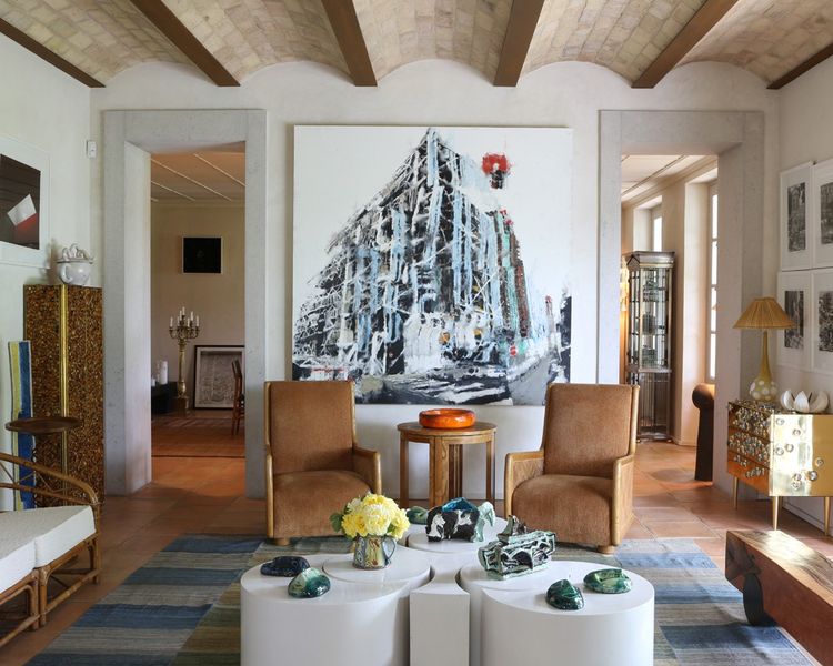 Dans l'un des salons, une toile de Philippe Cognée voisine avec des fauteuils de Jean Royère, une table basse d'Ettore Sottsass.