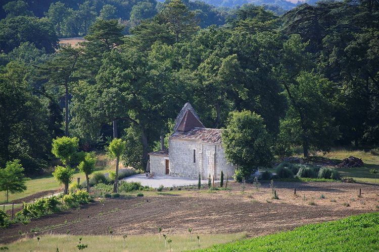 Au nord d'Agen, une chapelle romane et son hameau bordés de champs et de vergers
