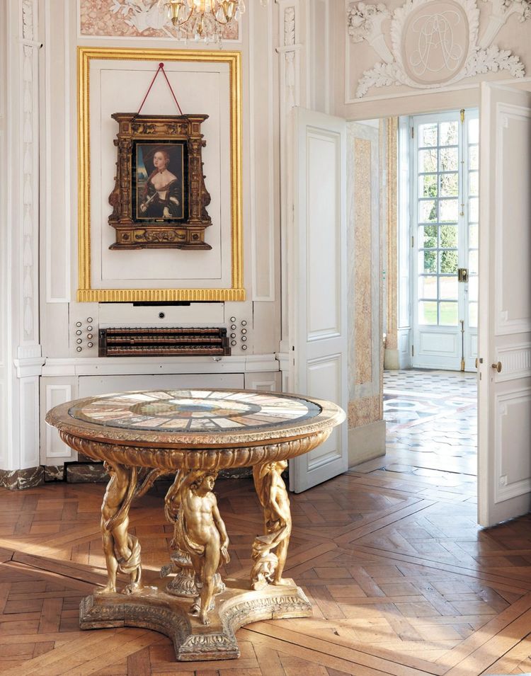 Le Commandant collectionnait les maisons et les oeuvres d'art. Seront proposés aux enchères des lots du Noviciat, à Versailles, comme cette huile sur panneau d'un suiveur de Lucas Cranach le Jeune et cette table italienne.