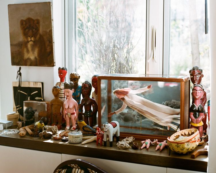Une oeuvre sous verre de Rachel Feinstein représentant Grace et des figurines chinées par Didier.