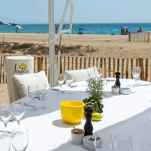 Le restaurant Loulou sur la plage mythique de Pampelonne.