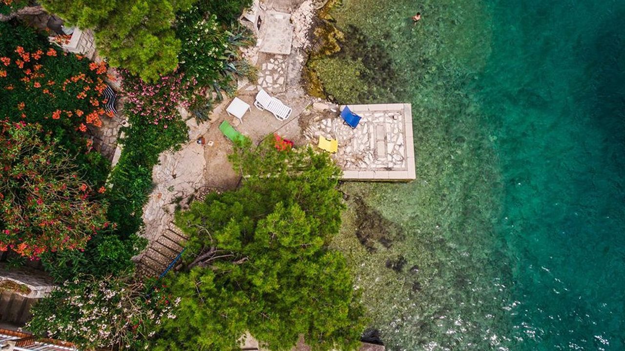 Vue sur la villa de Klek, Slivno en Croatie avec sa terrasse qui plonge dans la mer.