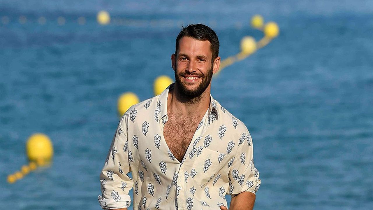 Simon Porte Jacquemus sur la plage des calanques de Sormiou lors de son premier défilé homme intitulé 'Gadjo' en 2018.