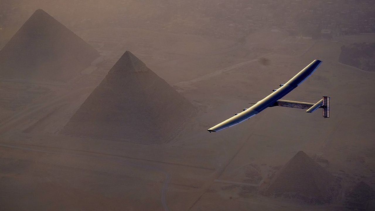 L'avion Solar Impulse survolant Le Caire, lors de son tour du monde en 2016.