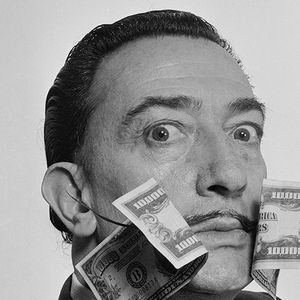 Salvador Dali posant avec, de part et d'autre de sa moustache si caractéristique, deux billets de 10.000 $., 1954