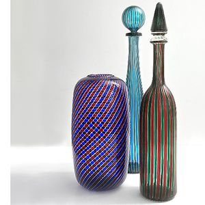Gio Ponti & Venini, deux bouteilles Morandiane en verre de Murano, de 1989 et Fulvio Bianconi & Venini, vase a Canne en verre de Murano, de 1984.
