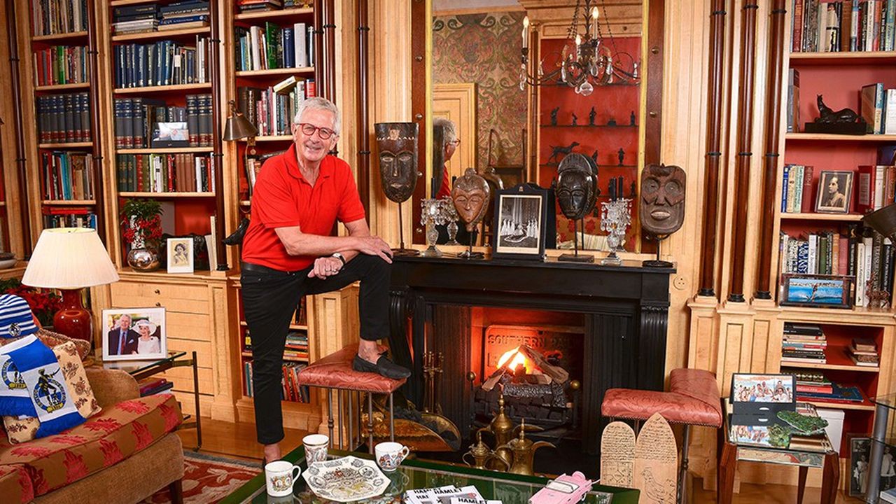 Robert Lacey dans la bibliothèque de sa maison londonienne, en janvier 2020.