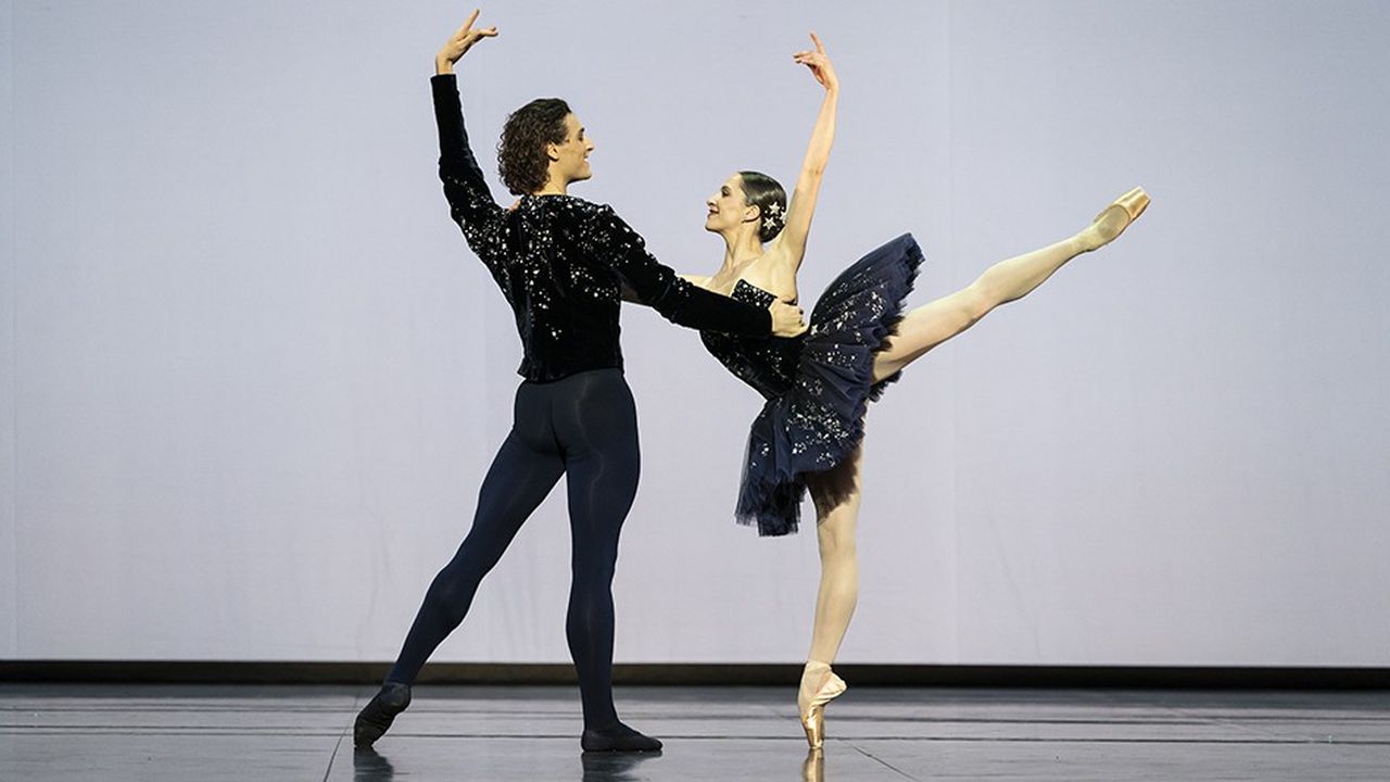 Valentine Colasante et Hugo Marchand en costume Chanel interprètent «Grand pas classique» de Victor Gsovsky.