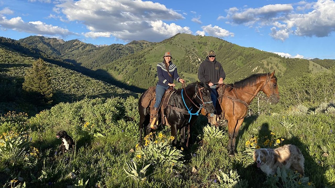 Haley et son compagnon Matt pistent la faune locale à cheval accompagnés de leurs chiens.