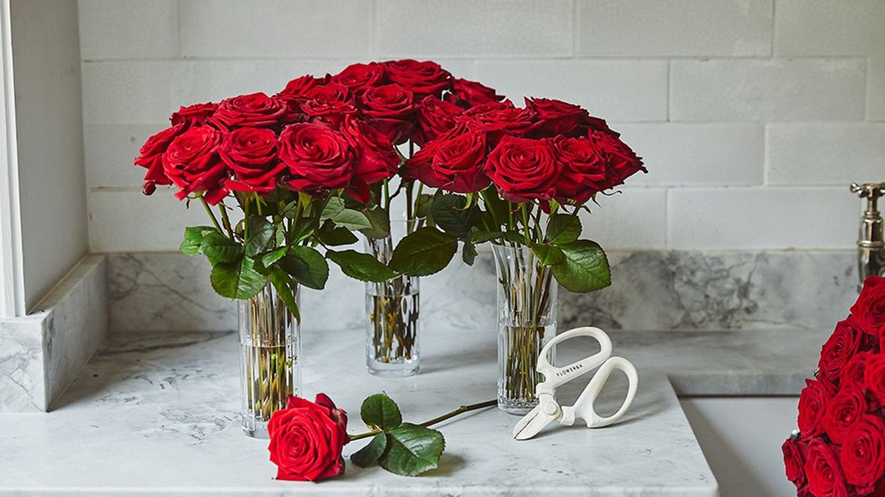 Trente roses premium dans un trio de vases en cristal à offir pour la Saint-Valentin.