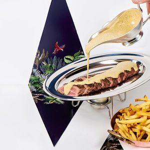 Le steak tradition accompagnée de la «sauce originale du Relais de Paris» du Beefbar