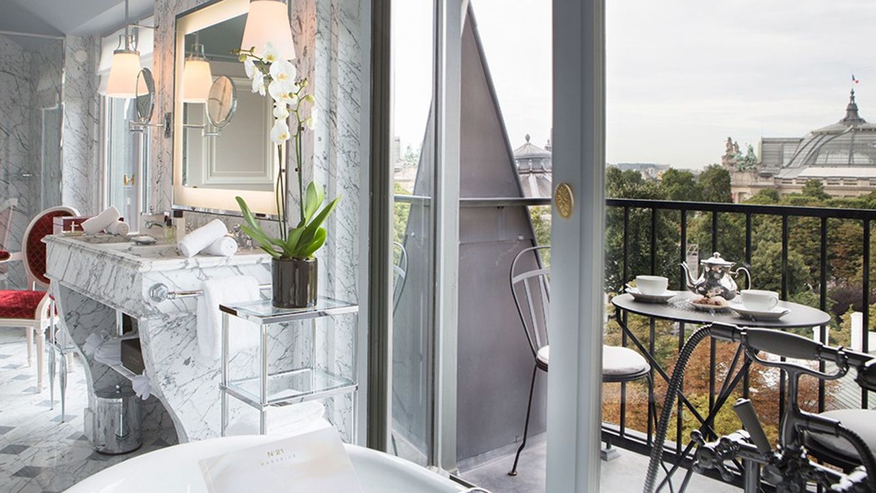 Salle de bain avec balcon et vue imprenable de Paris.