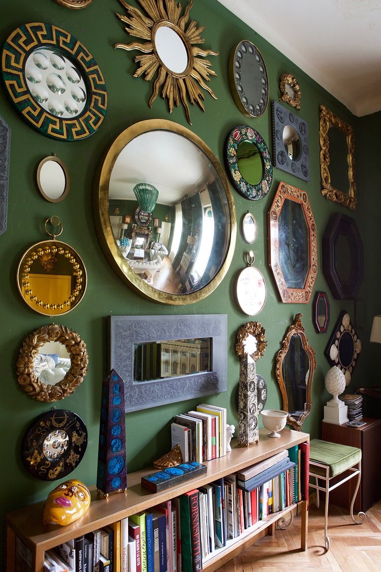 Les créations de Piero Fornasetti sont présentées dans chaque pièces. Sur le mur du salon, une collection de miroirs au dessus d'obélisques ornées de motifs antiques.