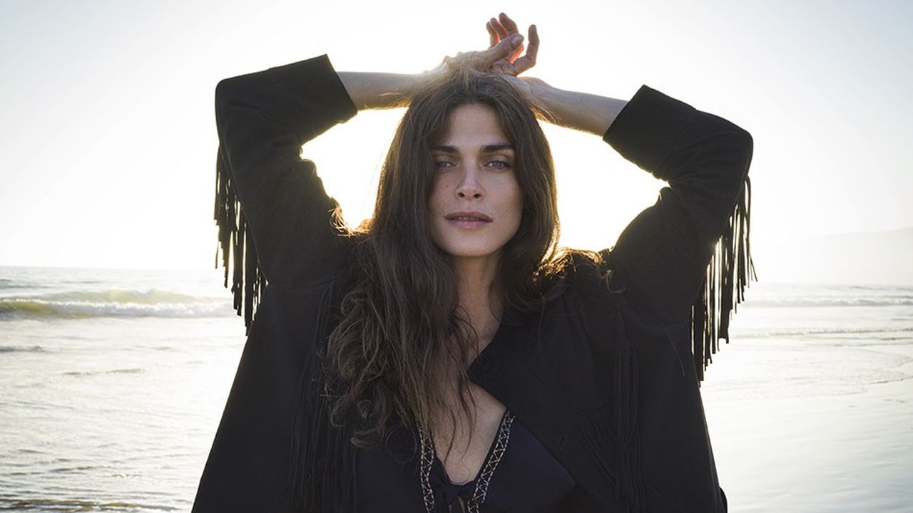 Elisa Sednaoui porte la veste en Suède «Zeli» issue de sa collaboation avec Antik Batik.