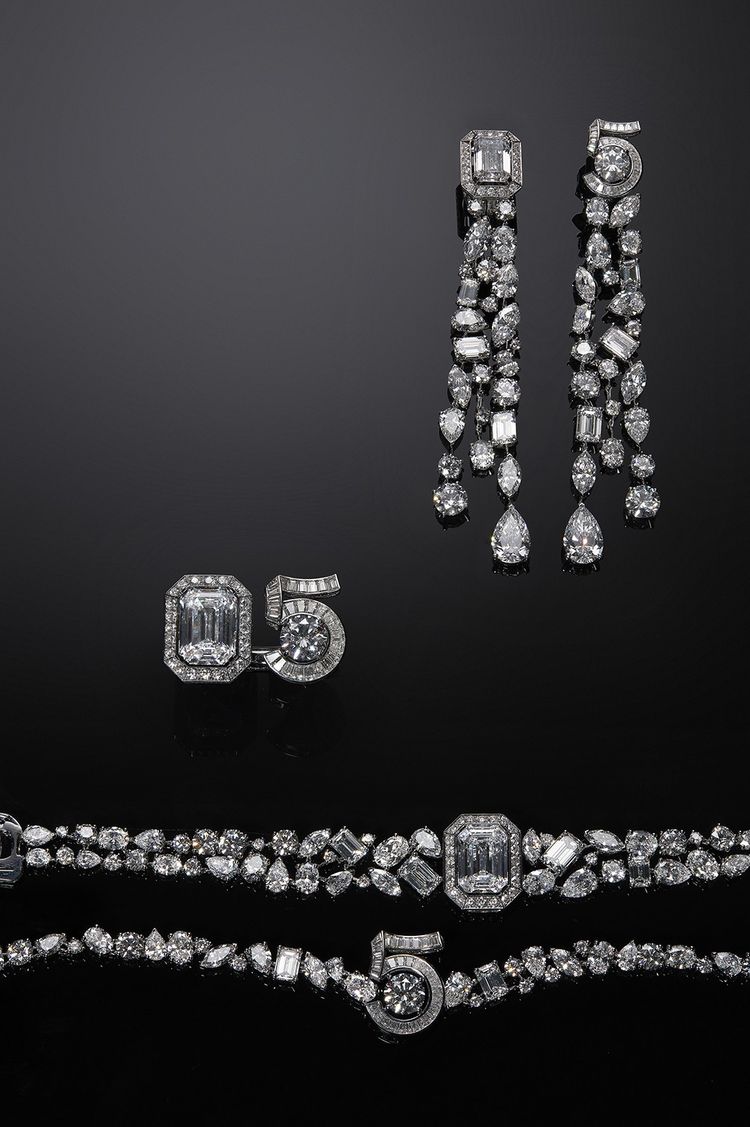Pendentifs, bague et bracelets «Eternal N°5» en or blanc et diamants, collection «N°5», haute joaillerie de Chanel.