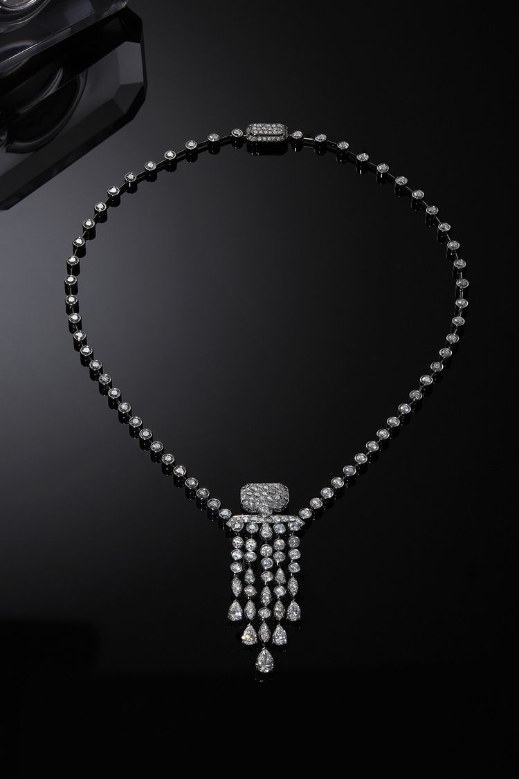 Collier «N°5 Cascade» en or blanc et diamants, collection «N°5», haute joaillerie Chanel.