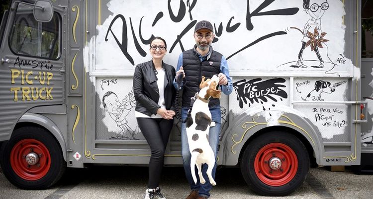 Anne-Sophie Pic avec son mari David Sinapian et leur chien devant le Pic-up truck.