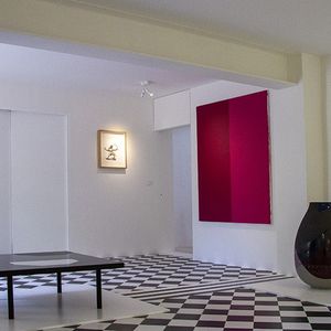 Une des salles du «summertime show» des galeries Kreo et Kamel Mennour au domaine des Andéols.
