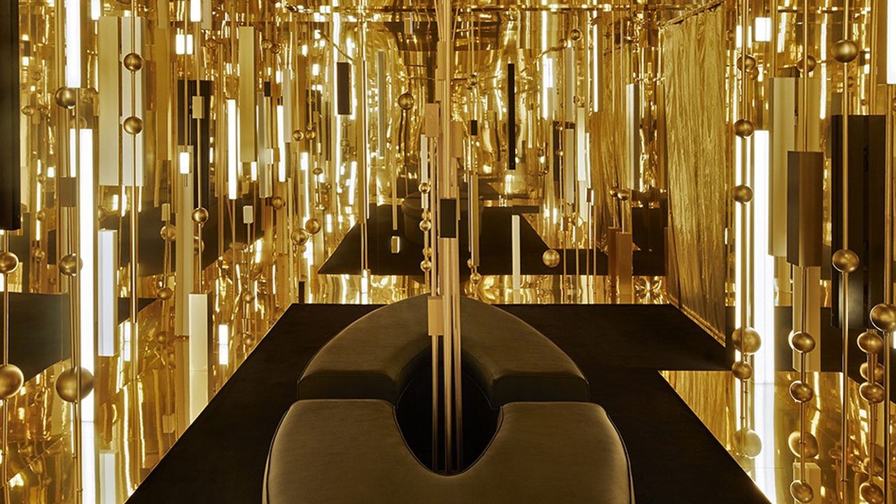 Dans la boutique Cartier, place Vendôme à Paris designé par Mikhaila Wyatt pour le Studio Marcel Van Doorn.