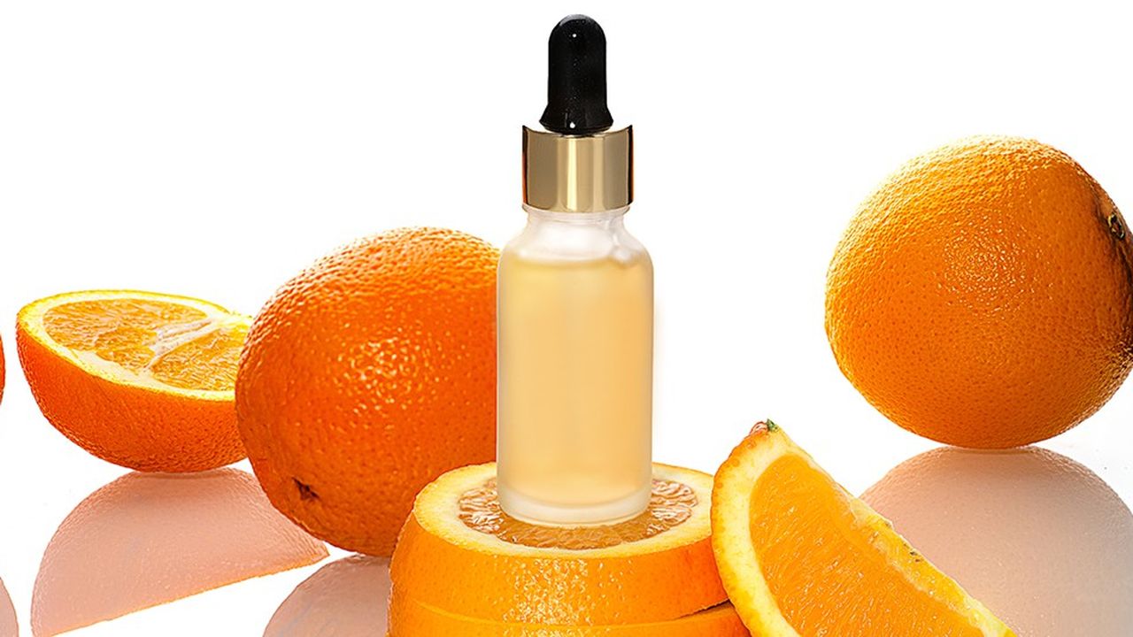 La vitamine C, que l'on trouve par exemple dans les oranges, est un antioxydant cellulaire majeur.