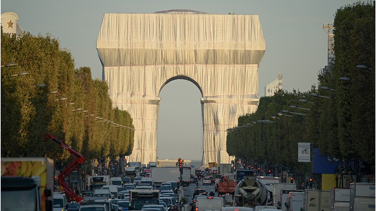 L'Arc de Triomphe empaqueté par Christo et Jeanne-Claude.