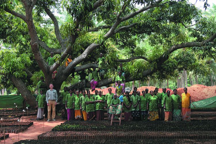 En Inde, la Fondation Yves Rocher travaille avec l'Isha Foundation pour reverdir le Tamil Nadu et préserver ses ressources en eau.