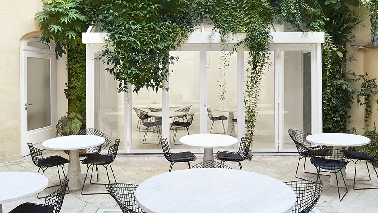 Le restaurant Alaïa Da Rosa est niché au coeur d'une grande terrasse, à l'ombre du grand mur végétalisé signé Patrick Blanc.