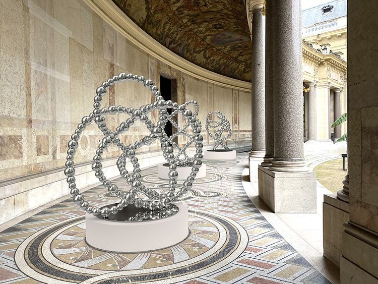 Sous le péristyle du musée parisien, les sculptures «Noeud miroir» (2021).