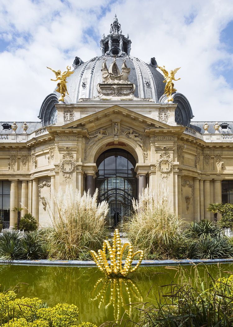 Vue de l'exposition «Le Théorème de Narcisse» au Petit Palais avec, au premier plan, «Gold Lotus» (2019).