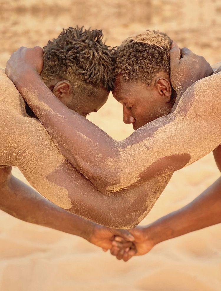 Séance d'entrainement sur la dune sacrée des lutteurs à Sangalkam, dans la banlieue de Dakar, par Louis Barthélemy (2020).