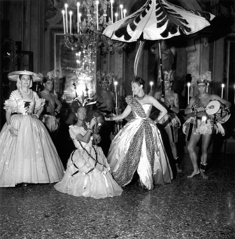 Des invités du bal, Mme Reginald Fellowes, sa fille Daisy Fellowes et sa petite-fille la comtesse Emmeline de Casteja, photographiées par Robert Doisneau.