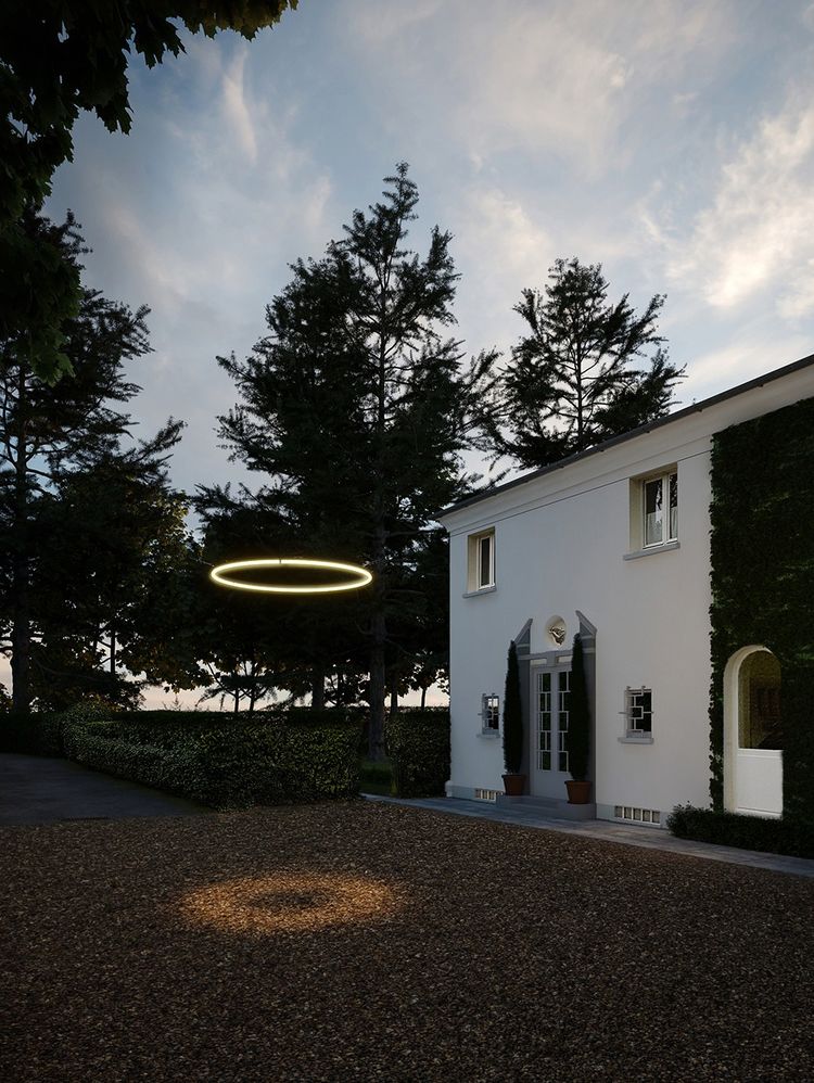 Devant la villa, «Le Saint», une installation lumineuse de l'architecte Franklin Azzi pour l'édition 2021 de «Genius Loci».